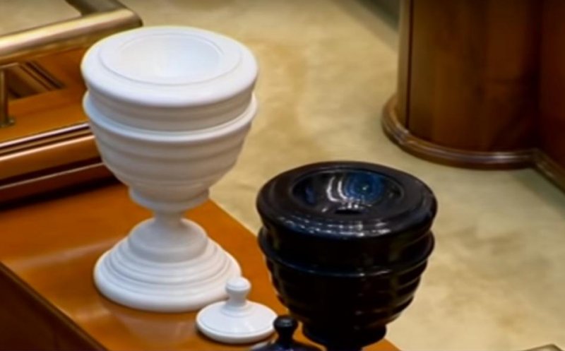 AUR atacă doi miniștri în aceeași zi: moțiune împotriva lui Radu Marinescu la Cameră și împotriva lui Cătălin Predoiu la Senat