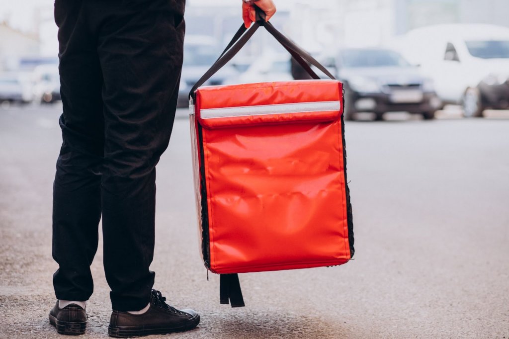 40.000 de euro furați la Cluj cu metoda ”livratorul de mâncare”. Ce au pățit curierul și complicele lui