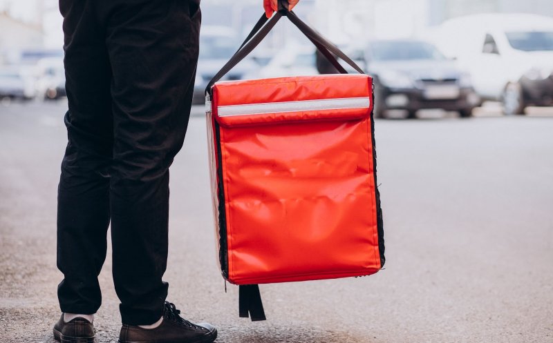 40.000 de euro furați la Cluj cu metoda ”livratorul de mâncare”. Ce au pățit curierul și complicele lui