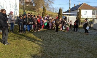 Acțiuni faine și dorințe împlinite. 800 de copii din localitățile clujene Horea, Huedin, Cara, Suatu, Călățele și Baia de Arieș au primit vizita unui 