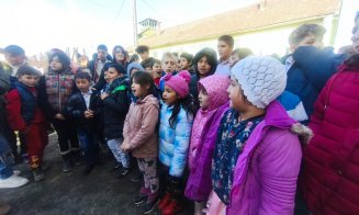 Acțiuni faine și dorințe împlinite. 800 de copii din localitățile clujene Horea, Huedin, Cara, Suatu, Călățele și Baia de Arieș au primit vizita unui 