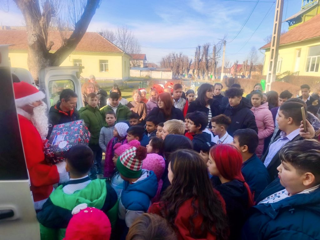 Acțiuni faine și dorințe împlinite. 800 de copii din localitățile clujene Horea, Huedin, Cara, Suatu, Călățele și Baia de Arieș au primit vizita unui Moș Crăciun timpuriu
