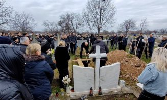 Scene dramatice la înmormântarea fotoreporterei de 27 de ani care s-a sinucis: Mama, pezentă doar prin apel video. Tatăl s-a rugat de preot să îi facă