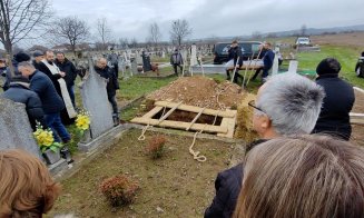 Scene dramatice la înmormântarea fotoreporterei de 27 de ani care s-a sinucis: Mama, pezentă doar prin apel video. Tatăl s-a rugat de preot să îi facă