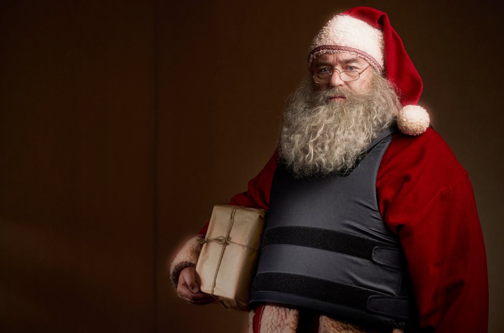 Moș Crăciun, echipat cu... vestă antiglonț / „Help Us Keep the Night Silent”