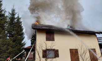 A luat FOC o cabană din Beliș în ziua de Crăciun. Intervin pompierii / Victimă cu arsuri