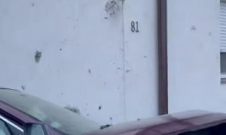 Un bombardier a intrat la colindat BMW-ul într-o casă. A scăpat cu viață și a încercat să convingă gazdele să nu sune la poliție