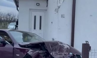 Un bombardier a intrat la colindat BMW-ul într-o casă. A scăpat cu viață și a încercat să convingă gazdele să nu sune la poliție