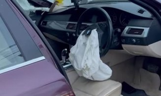 Un bombardier a intrat la colindat BMW-ul într-o casă. A scăpat cu viață și a încercat să convingă gazdele să nu sune la poliție