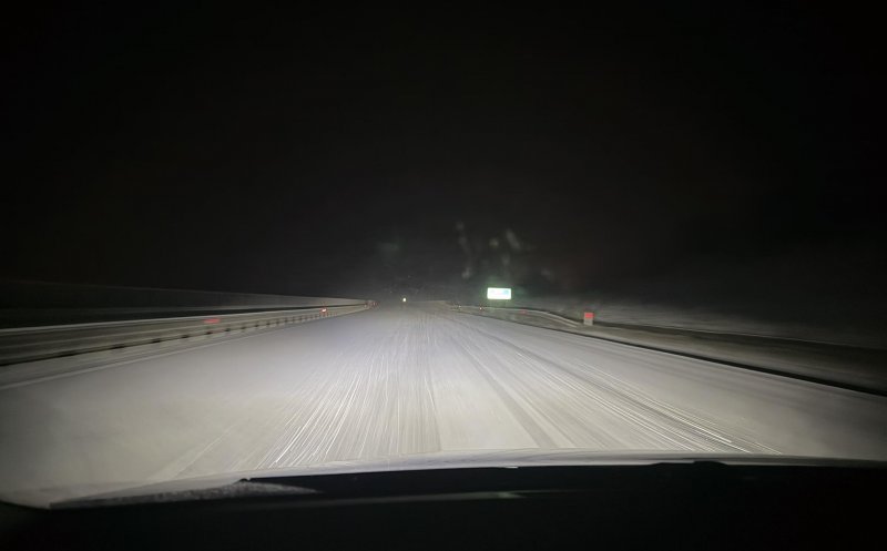 Autostrada Cluj-Turda, ora 01:20 - ”Oglindă oglinjoară” / S-a acționat apoi toată noaptea cu utilaje de deszăpezire