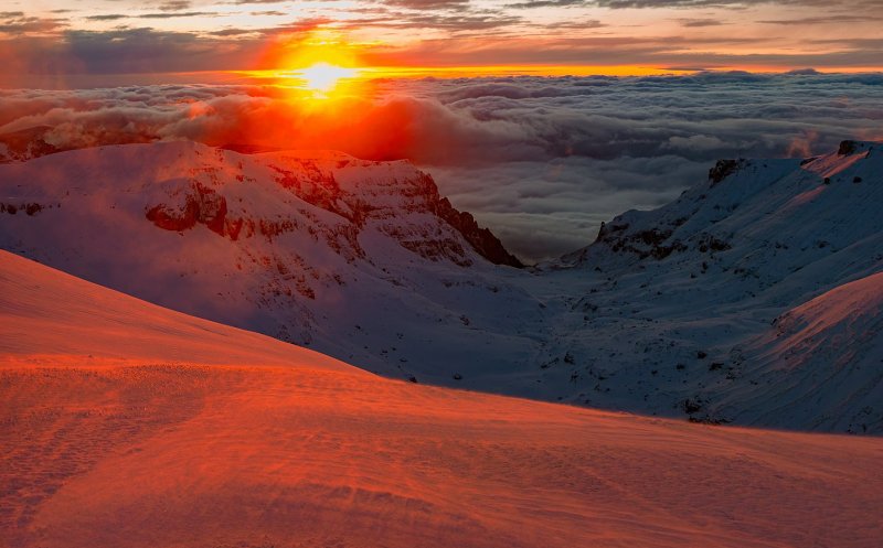 Cerul și pământul... / Apus de soare în seara de Crăciun, de pe Vârvul Omu