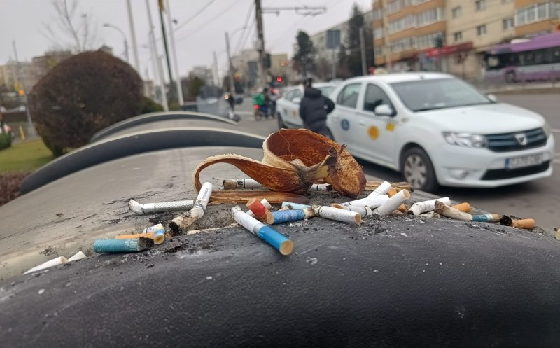 Atâta s-o putut :( Mobilier stradal distrus cu chiștoace, dar fumatul e INTERZIS în stații