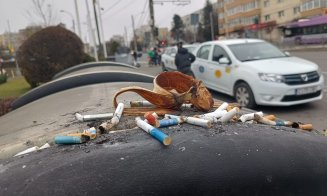 Atâta s-o putut :( Mobilier stradal distrus cu chiștoace, dar fumatul e INTERZIS în stații