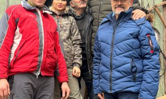 Bunicii uitați din Apuseni au avut ce pune pe masa de Crăciun. Voluntarii au ajuns cu greu la ei