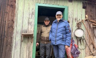 Bunicii uitați din Apuseni au avut ce pune pe masa de Crăciun. Voluntarii au ajuns cu greu la ei