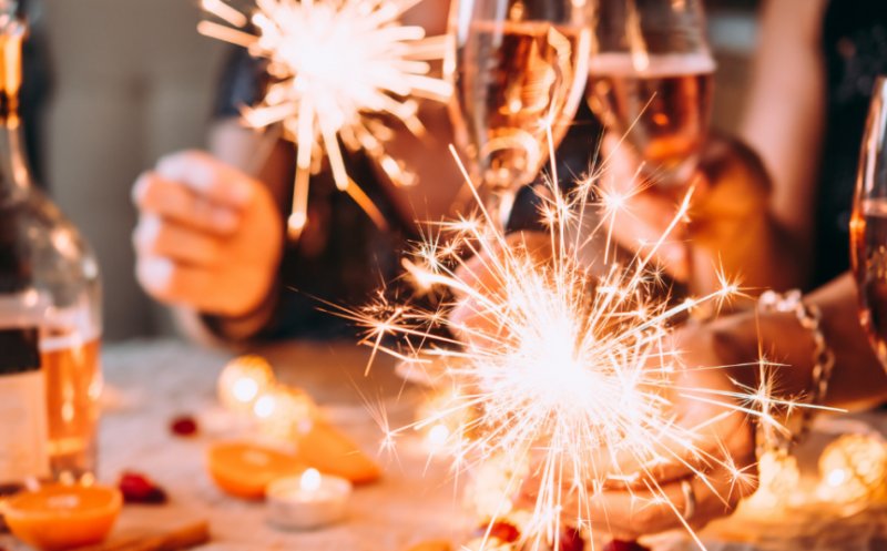 Tradiții și obiceiuri de Anul Nou 2025. Ce NU este bine să faci pe 31 decembrie/ Haine noi și un pic de roșu de Revelion