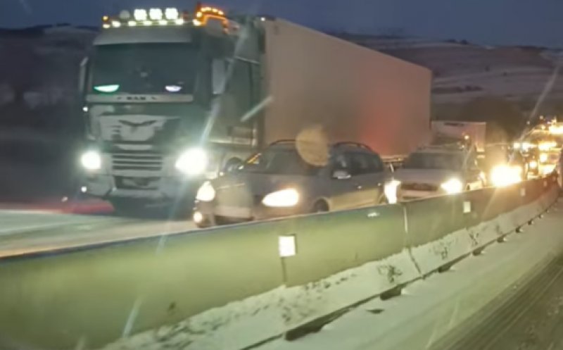 Blocaj pe Cluj - Oradea din cauza zăpezii. Mașini și TIR-uri, "înghețate" pe poziție din cauza unor auto care nu pot urca panta