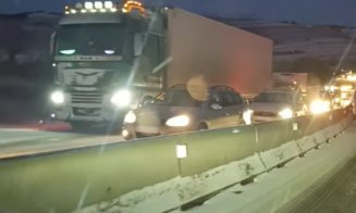 Blocaj pe Cluj - Oradea din cauza zăpezii. Mașini și TIR-uri, "înghețate" pe poziție din cauza unor auto care nu pot urca panta