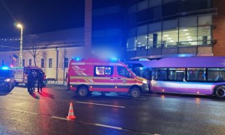 Accident GRAV pe Bulevardul 21 Decembrie 1989. O tânără de 28 de ani, intubată și transportată de urgență la spital