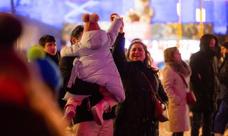 Revelion 2026 la Cluj-Napoca în imagini. Spectacol de drone și lumini în Piața Unirii. Cum au sărbătorit clujenii trecerea dintre ani