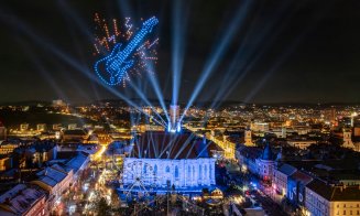 Revelion 2026 la Cluj-Napoca în imagini. Spectacol de drone și lumini în Piața Unirii. Cum au sărbătorit clujenii trecerea dintre ani