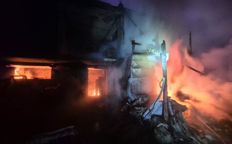 Intervenție de amploare a pompierilor la un incendiu izbucnit într-o gospodărie din comuna Pălatca