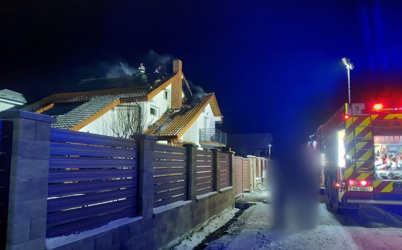 Acoperișul unei case a luat foc. Pompierii au intervenit cu două autospeciale