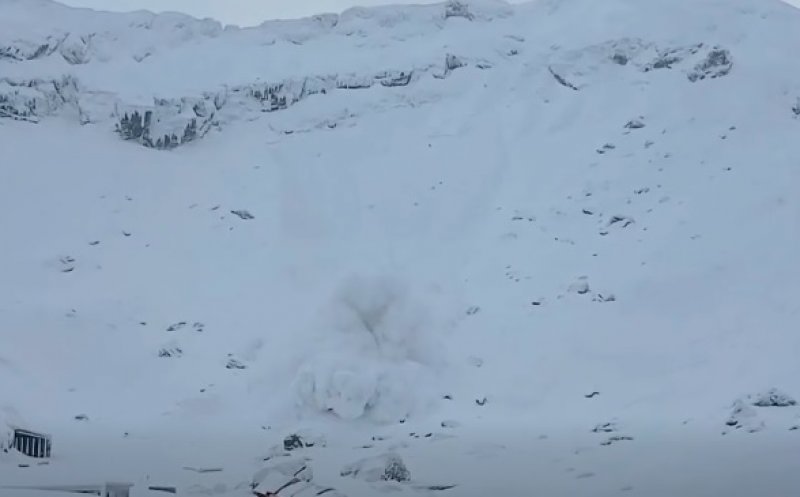 Avalanșă de mari dimensiuni, declanșată de schiori. Cei doi au scăpat nevătămați