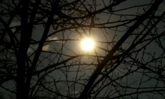 Luna Lupului și credințele iernii. Când se vede prima superlună din 2026?