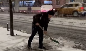 Emil Boc a lăsat mapa și a luat lopata