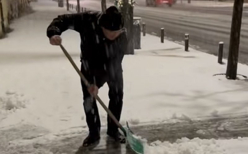 Iarna-i grea, omătul mare! Emil Boc a lăsat mapa și a luat lopata
