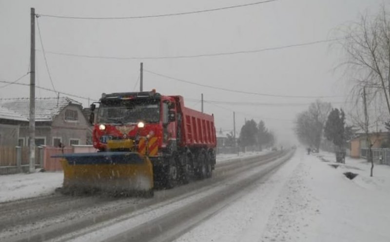 Intervenţii pentru deszăpezire pe drumuri din 14 judeţe, între care și la Cluj, şi pe mai multe tronsoane de autostradă