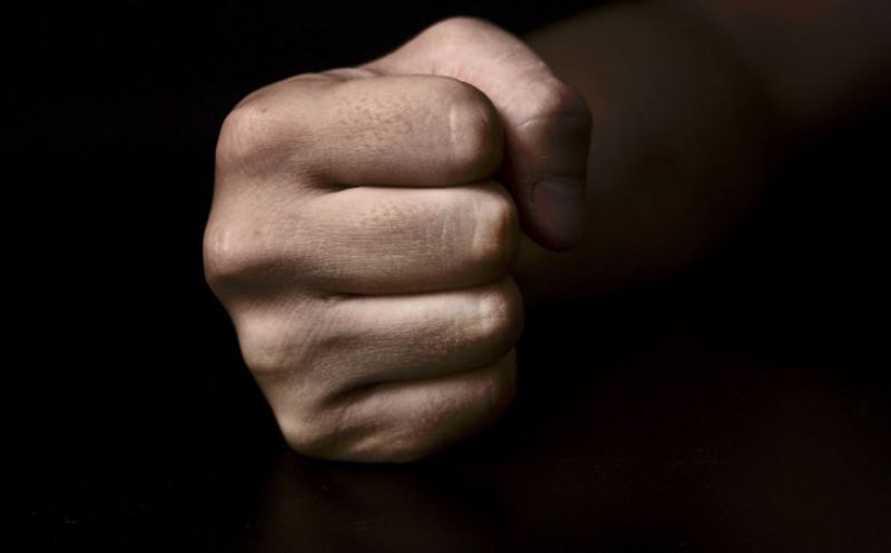 Băiatul care a mutilat un minor în noaptea de Revelion a fost arestat. NU se află la prima abatere