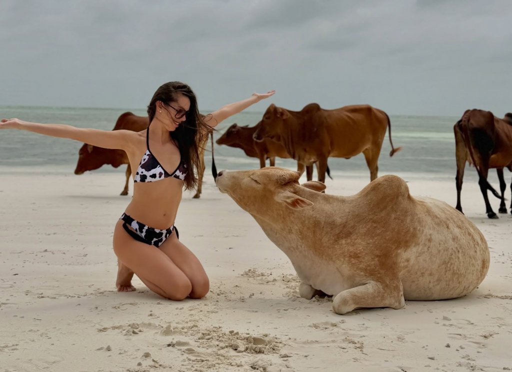 Georgiana Lobonț, poze sexy... cu vacile. Pe o plajă din Zanzibar