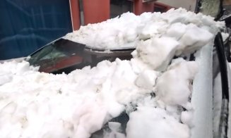 Mașini făcute praf după ce bucăți de gheață și  zăpadă au căzut de pe acoperișuri