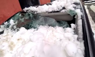 Mașini făcute praf după ce bucăți de gheață și  zăpadă au căzut de pe acoperișuri