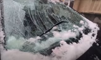 Mașini făcute praf după ce bucăți de gheață și  zăpadă au căzut de pe acoperișuri