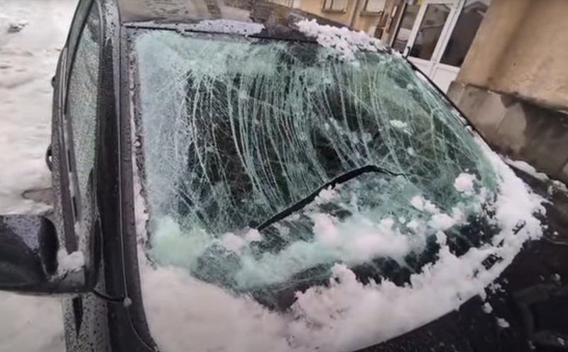 Mașini făcute praf după ce bucăți de gheață și  zăpadă au căzut de pe acoperișuri