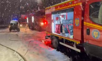 INCENDIU la un atelier auto. Pompierii intervin cu trei autospeciale de stingere, o autoscară și o ambulanță SMURD