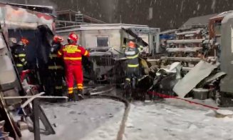 INCENDIU la un atelier auto. Pompierii intervin cu trei autospeciale de stingere, o autoscară și o ambulanță SMURD