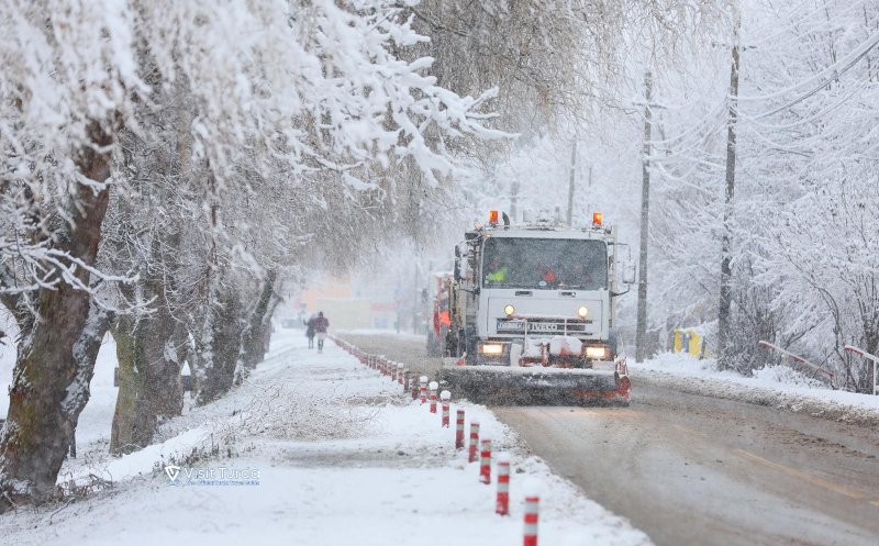Primăria Turda face apel la cetățeni: „Parcați regulamentar pentru ca utilajele de deszăpezire să poată interveni eficient pe toate străzile”