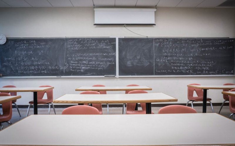 Cursuri suspendate în 7 școli din Cluj, din cauza ninsorii. Zăpada îi blochează și pe elevii navetiști