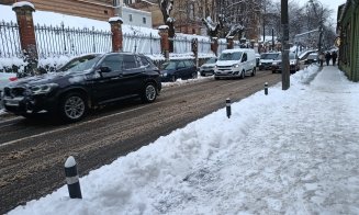 Stații îngropate în zăpadă și trotuare impracticabile la Cluj: pietonii merg pe carosabil. Ce amenzi riscă cei care nu curăță