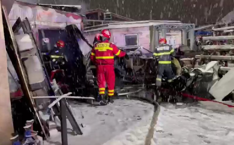 Pompierii au aflat cauza incendiului de la atelierul auto situat pe Calea Dezmirului, Cluj. Intervenția fost una dificilă