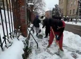 Gest de excepție. Handbaliștii de la "U" Cluj curăță zăpada din oraș