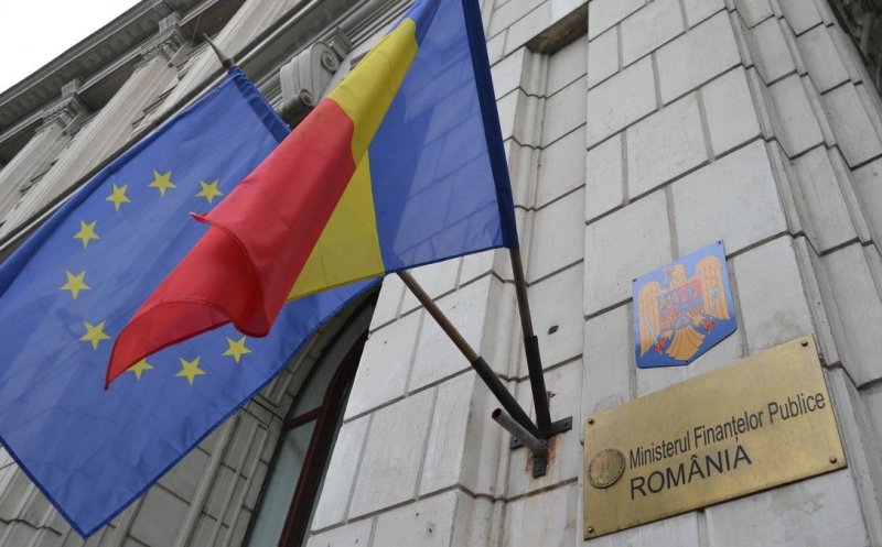 Incendiu la sediul Ministerului Finanțelor: a ars o parte din acoperişul clădirii