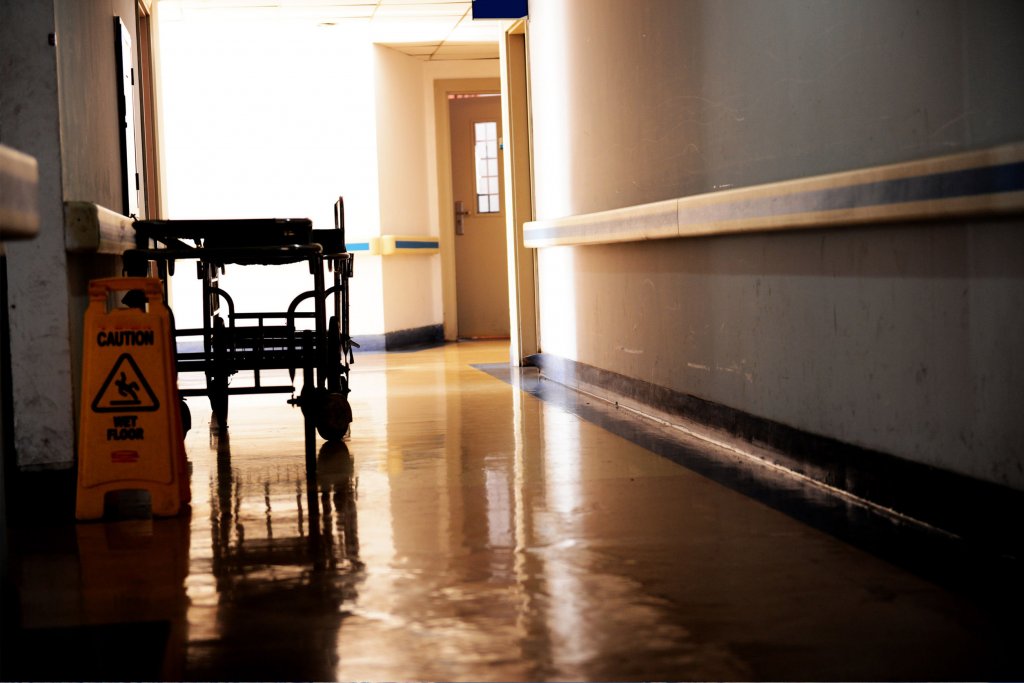 Ortopedia nu ar fi avut tije... Colegiul Medicilor începe ancheta la spitalul în care a murit tânărul de 25 de ani cu fractură