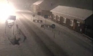 Momentul în care un camion scapă de sub control și lovește un stâlp la Iclod, Cluj