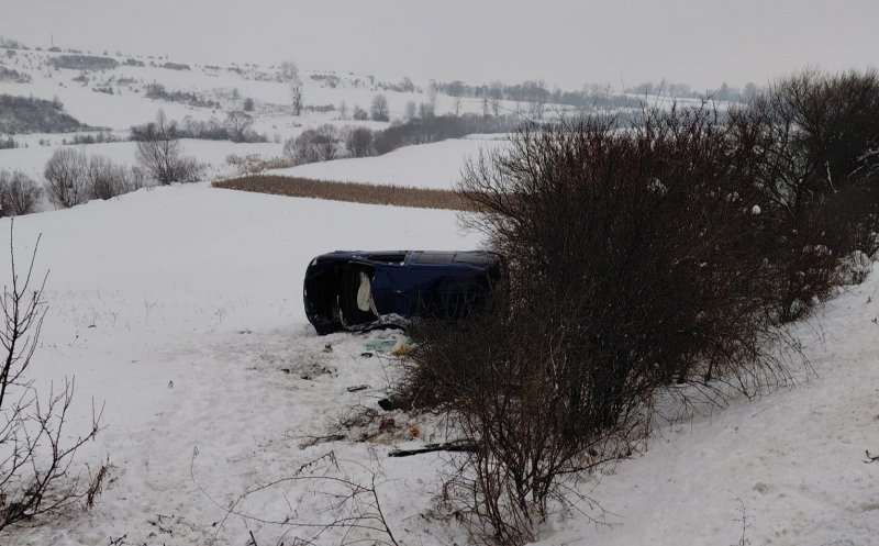 Mașină răsturnată în județul Cluj. Două persoane au fost transportate la spital