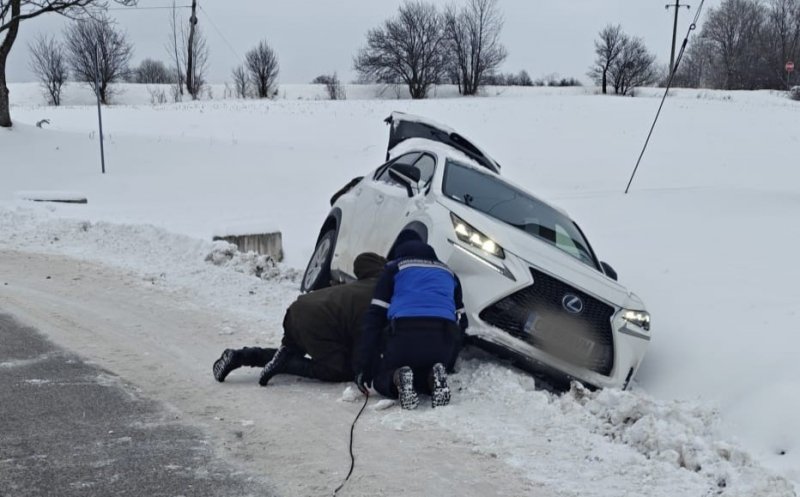 Mașină răsturnată în județul Cluj. Jandarmii au salvat o familie cu doi copii